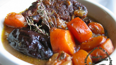 Ragoût de bœuf, carottes et pruneaux à la bière