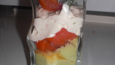 Verrine de crème verrine d'avocat, tomates concassées et crème de crevette