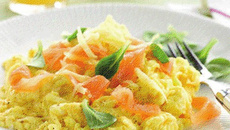 Œufs brouillés au Comté râpé et saumon fumé