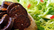 Salade frisée et pomme, bruschetta de boudin et piment d'espelette