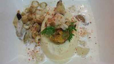 Dariole de choux fleur, émulsion de coques, palourdes,crevettes grises et mikado de pain grillé