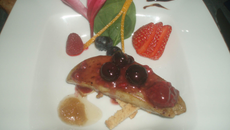 Escalope de foie gras déglacé au champagne et ses fruits rouges