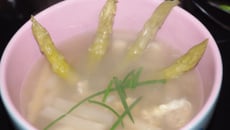 Soupe d'asperge, crabe et calamar