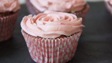 Cupcakes au chocolat et à la framboise façon rose