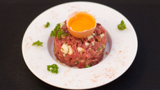 Tartare de bœuf au roquefort et aux noisettes