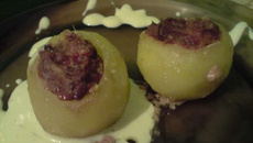 Pomme de terre farcie avec son coulis à l'ail