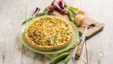 Quiche aux petits pois, oignons rouges et parmesan
