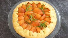 Tarte rustique aux abricots et au romarin