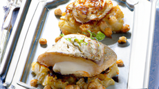 Cabillaud en croûte de noisettes, tombée de chou nouveau