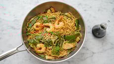 Wok de nouilles chinoises aux crevettes et poulet