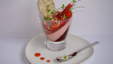 Verrine girly aux fraises, coquelicot et pralines roses