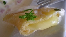Ravioles au Maroilles sur infusion crémeuse aux lardons