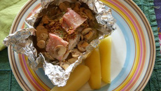 Lapin en papillote aux pommes de terre et champignons