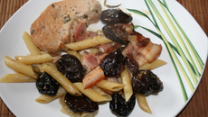 Rôti de porc au lait, pruneaux et penne