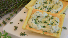 Pâte brisée légère à l'huile d'olive, au yaourt, thym et ciboulette