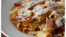 Pâtes aux tomates cerise, épinards et speck grillé