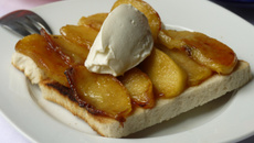 Tartine façon tarte tatin, quenelle de St-Môret®