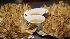 Fleurs d'oignons fondants à la sauce douce ou forte