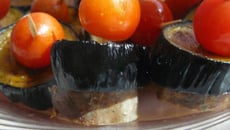 Brochettes de saucisse de foie, aubergine et tomate cerise
