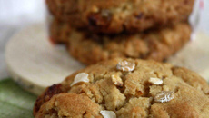 Cookies au chocolat blanc, raisins blonds et flocons d'avoine