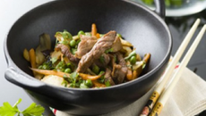 Wok d'agneau parfumé au vin de noix et légumes croquants