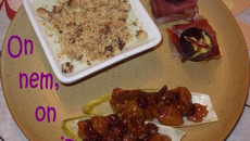 Panna cotta au roquefort, crumble aux noix et chutney raisins-poires au miel