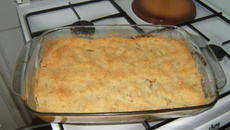 Crumble aux pommes avec deux boules de glace vanille