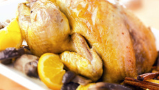 Chapon de pintade Label Rouge rôti aux cèpes, parfumé à l’orange