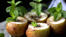 Poires pochées à la menthe poivrée de Milly La Forêt