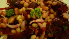 Salade de cocos de Paimpol, aux betteraves bio crues et aux oignons de Roscoff