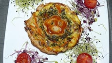 Quiche au poulet et fanes de carottes nouvelles