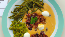 Crémeux de haricots de Soissons, œufs mollets, moules, noisettes et jus de chorizo