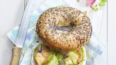 Bagel poulet-avocat et bûche de chèvre Chavroux®