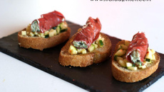 Crostinis au tartare de courgettes marinées, roulé de Bresaola aux arômes d'Italie