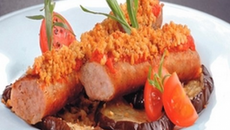 Chipolatas gratinées sur lit d'aubergine