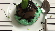 Petite glace à la menthe et mousse au chocolat noir