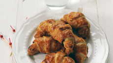 Petits croissants au jambon et sauce barbecue