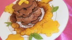 Mille feuilles chocolat et coulis de mangue