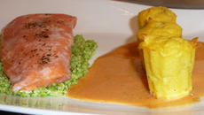 Saumon sur semoule verte, cannelés au pesto, sauce tomate