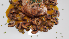 Chapon aux cèpes et aux noix