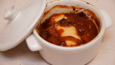 Petite cocotte de lotte, chorizo et coulis de tomates