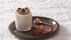 Panna cotta salée au parmesan, Champignons de Paris - aubergines grillées et poivrons et chips de coppa