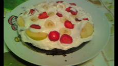 Fondant au chocolat recouvert de chantilly + fruits