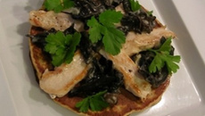 Aiguillettes de poulet de Licques parfumées à l'huile de noisettes et sauce aux trompettes de la mort sur pancake à la châtaigne