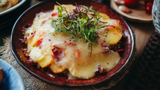 Tartiflette aux légumes et allumettes de lardons fumés
