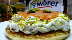 Blinis au St Morêt et saumon fumé