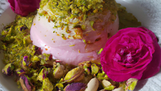 'Soufflé' glacé au lait concentré et aux pistaches, saveurs de rose