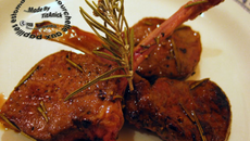 Carrés d'agneau caramélisés au miel, vin rouge et romarin