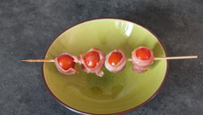 Brochette tomates et lard miellé