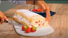 Gâteau roulé japonais aux fraises
